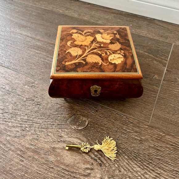 Vintage Tenge Swiss Musical Box Made In Italy With A Swess Movement - Picture 1 of 12